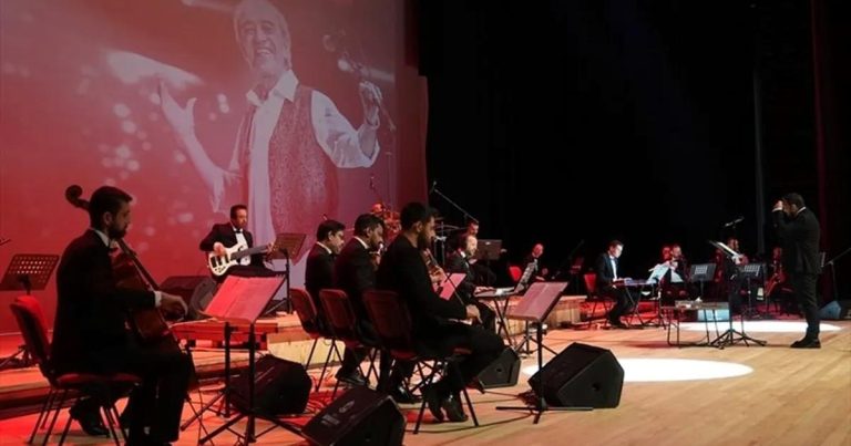 Edip Akbayram Anısına Denizli’de Sanat İçin Homurtular: Işıklar Altında Bir Geçiş