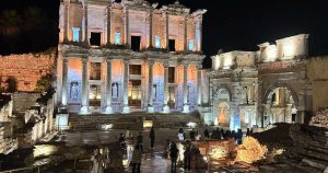 Efes Gece Müzeciliği Turlarıyla Gençler İzmir’i Keşfediyor: 2025 Yazında 4 Gece, 4 Tarih