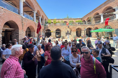 Emekliler İçin Şehrin İncileri: İzmir’de Ücretsiz Geziler Başladı ve Sosyal Dayanışma Yükseliyor