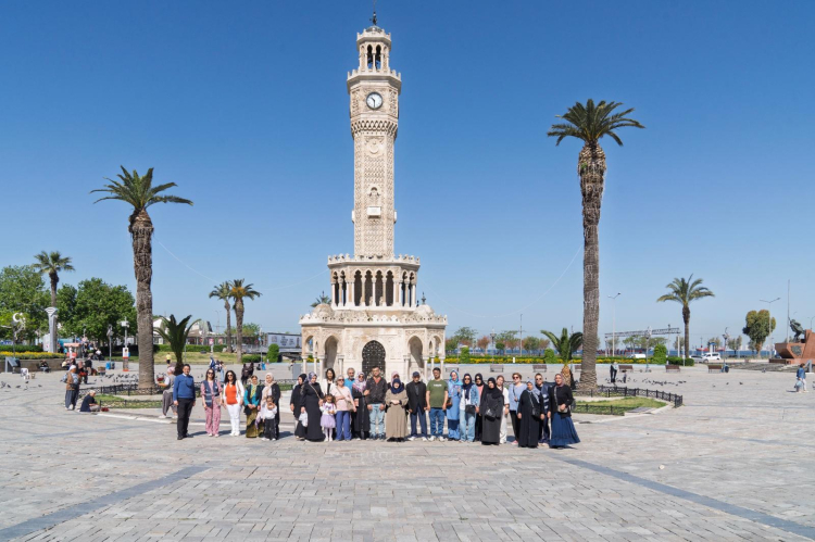 Emekliler İçin Şehrin İncileri: İzmir’de Ücretsiz Geziler Başladı ve Sosyal Dayanışma Yükseliyor