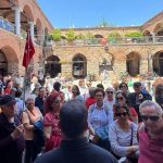 Emekliler İçin Şehrin İncileri: İzmir’de Ücretsiz Geziler Başladı ve Sosyal Dayanışma Yükseliyor