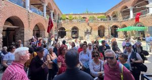 Emekliler İçin Şehrin İncileri: İzmir’de Ücretsiz Geziler Başladı ve Sosyal Dayanışma Yükseliyor