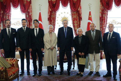 Erdoğan'dan Ailelere Duygusal Ziyaret: Darbe Sonrası Adnan Menderes ve Kabine Aileleriyle Anıtk Bir Anıtkleşmiş Anlar