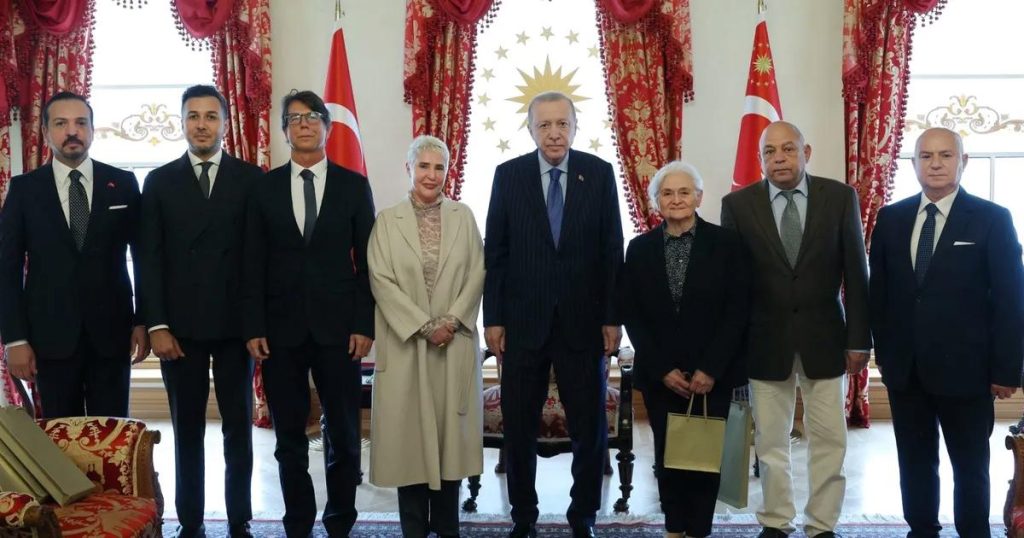 Erdoğan’dan Ailelere Duygusal Ziyaret: Darbe Sonrası Adnan Menderes ve Kabine Aileleriyle Anıtk Bir Anıtkleşmiş Anlar