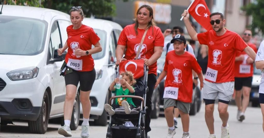 Gazi Mustafa Kemal Atatürk’e Yakınlaşan Renkli Koşu: 1200 Katılımcıyla Bağımsızlık Ruhu İzmir’de Yükseliyor