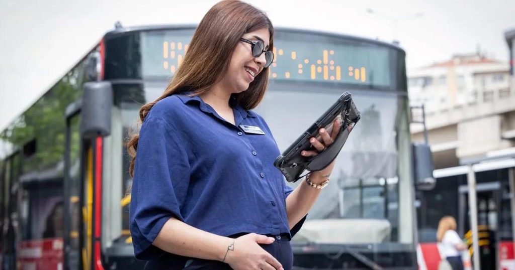 Geleceğin Şoförü Anne: Hamilelikte Güvenli Görev, Dönüşte Heyecanla Direksiyona