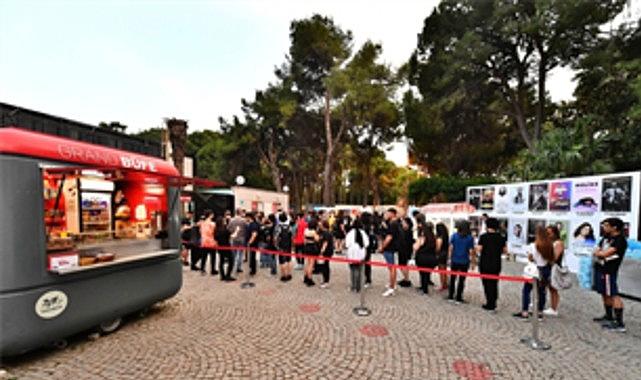 Genç Bilet: Şehrin Ritmiyle Bireylerin Tutuşan Yüzü