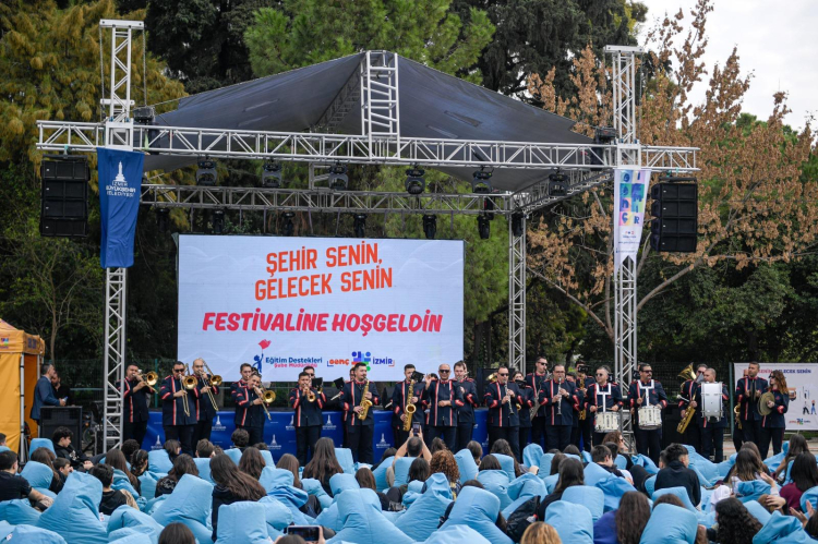 Gençliğin İzmir’i: Şehrin Kalbinde Ağlayan Hayallerin Fabrikası