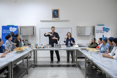İşaret Diliyle Lezzet Köprüsü: Engelli Kursiyerlere Şef Rıfat Yurttaş’tan Aşçı Karmaşası ve Tatlı Şöleni