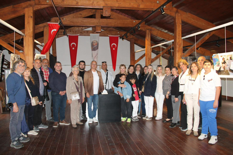 Işık Katmanları: Hatıraların Çok Katmanlı Yolculuğu ve Kadınların Fotoğrafla Diliyle Anlatılan Yaşamlar
