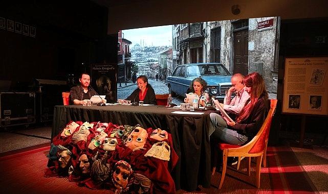Işık Tutan Oyunlar: Sessiz Direnişin Metalik Ruhu ve Kadınların Sesini Yükselten Muhsin Ertuğrul’un Sahnesi
