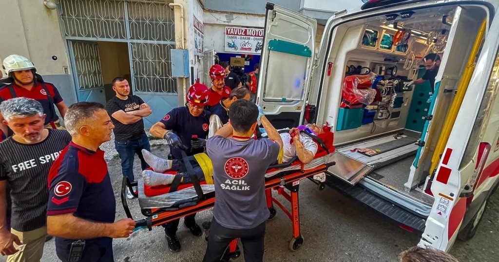 İzmir Tiklerinin İçinden Geçen Kahredici Anlar: Dumlupınar’da Bina Boşluğuna Düşen Yaşlı Adam Kurtarıldı
