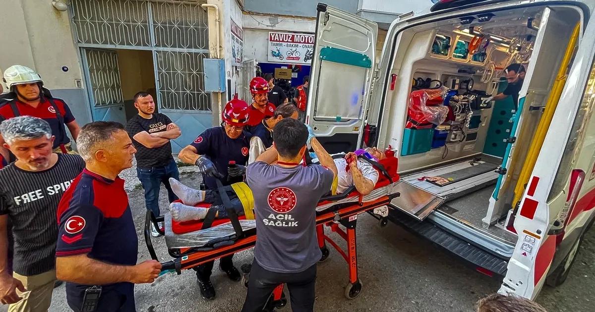 İzmir Tiklerinin İçinden Geçen Kahredici Anlar: Dumlupınar’da Bina Boşluğuna Düşen Yaşlı Adam Kurtarıldı