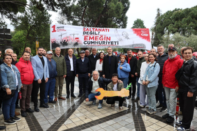 İzmir’de 1 Mayıs Talep ve Dayanışma Büyüsünü Gördü: Gündoğdu’da Kortejle Rayine Giren Dayanışma