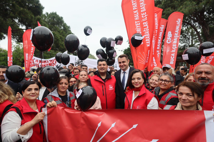 İzmir’de 1 Mayıs Talep ve Dayanışma Büyüsünü Gördü: Gündoğdu’da Kortejle Rayine Giren Dayanışma