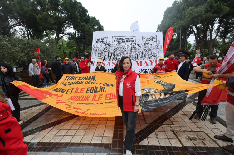 İzmir’de 1 Mayıs Talep ve Dayanışma Büyüsünü Gördü: Gündoğdu’da Kortejle Rayine Giren Dayanışma