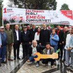 İzmir’de 1 Mayıs Talep ve Dayanışma Büyüsünü Gördü: Gündoğdu’da Kortejle Rayine Giren Dayanışma