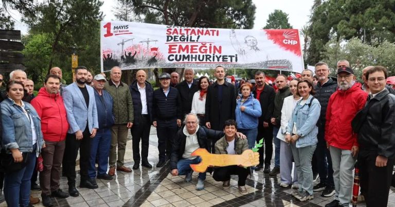 İzmir’de 1 Mayıs Talep ve Dayanışma Büyüsünü Gördü: Gündoğdu’da Kortejle Rayine Giren Dayanışma