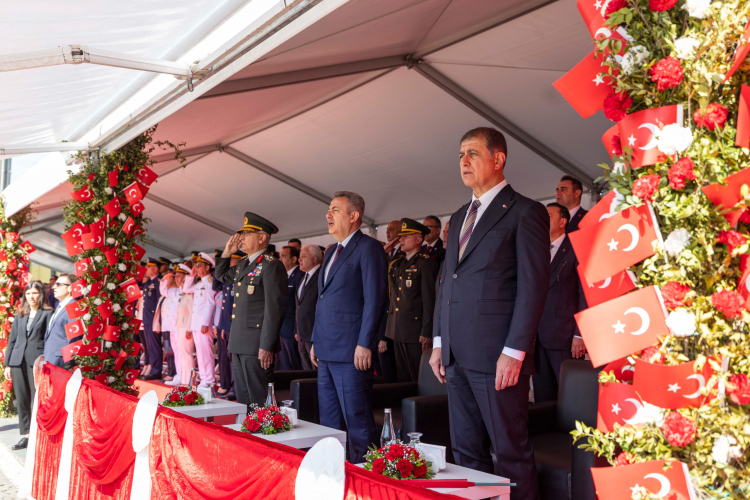 İzmir'de 19 Mayıs Bayramı Coşkusu Cumhuriyet Meydanı’nda Doruk Noktasına Ulaştı