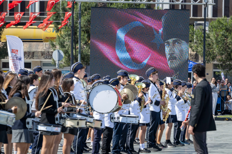 İzmir'de 19 Mayıs Bayramı Coşkusu Cumhuriyet Meydanı’nda Doruk Noktasına Ulaştı
