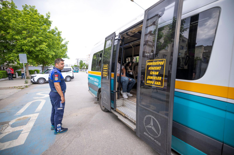 İzmir’de Bayram Denetimi: Zabıta Trafik Ekipleri Kentte Güvenli ve Konforlu Yolculuk İçin Sahada 7/24