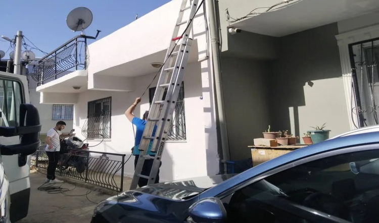 İzmir’de Devrim Mahallesi’nde Altyapı ve İnternet İçin Hızlı ve Koordine Çalışma Hareketliliği