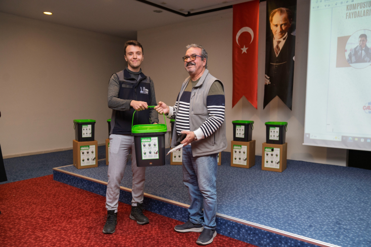 İzmir’in Atık Devrimi: Evde Başla Projesiyle Bokashi ile Toprağa Umut Katan Dönüşüm Hikayesi