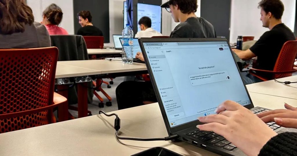 İzmir’in Dijital Dönüşüm Lokomotifi: İzLab ve Kadın Gençlik İçin Komut Mühendisliğine Giriş Eğitiminden Büyük Hedefler