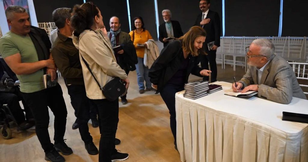 İzmir’in Kadim Şehir Aşkı: Ünal Ersözlü ile Kent Söyleşileri Dolu Dolu Geçti