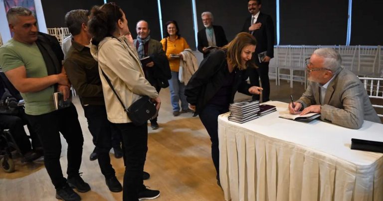 İzmir’in Kadim Şehir Aşkı: Ünal Ersözlü ile Kent Söyleşileri Dolu Dolu Geçti