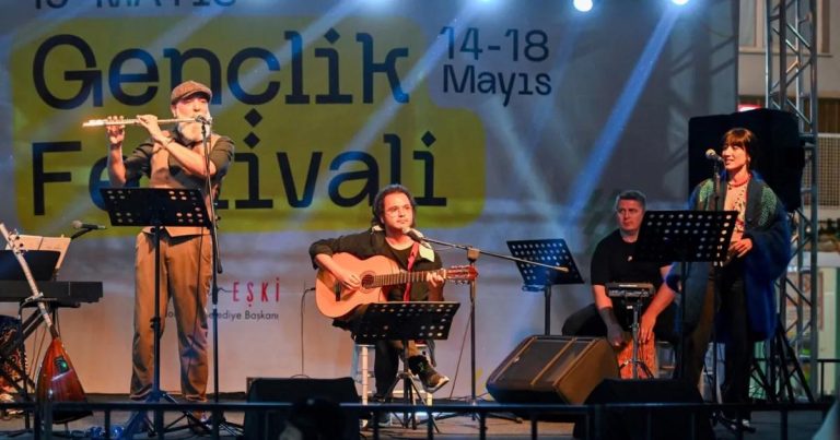 Küçükpark’ta Yenilenmiş Ritmler: Gençlik Festağı Bornova’da Başladı