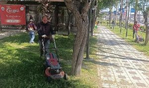 Menderes’te Yeşil Seferberlik: 44 Mahallede Ot Biçme Şampiyonu Kadrolar Harekete Geçti