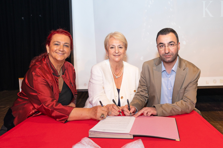 Nar Kızlar Projesiyle İzmir’de Kadın Dayanışması ve Sahne Büyüsü