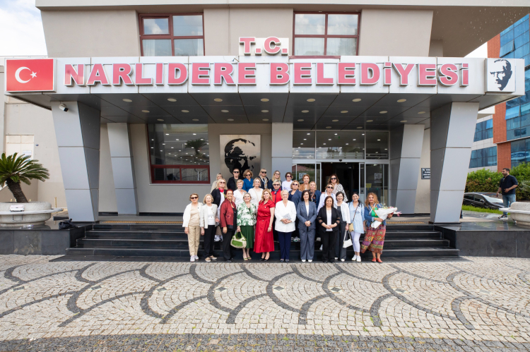 Nar Kızlar Projesiyle İzmir’de Kadın Dayanışması ve Sahne Büyüsü