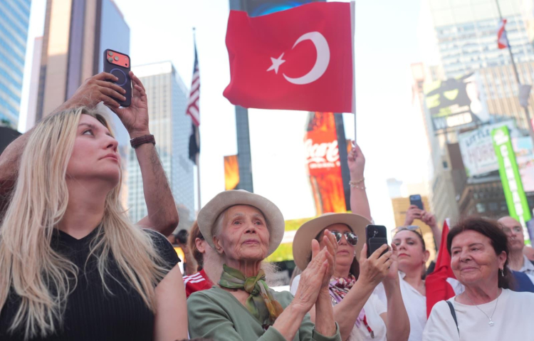Times Meydanı’nda Mehteran Coşkusu: Türk Ordusunun Evrensel Sesi New York’ta Yankılandı