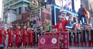 Times Meydanı’nda Mehteran Coşkusu: Türk Ordusunun Evrensel Sesi New York’ta Yankılandı