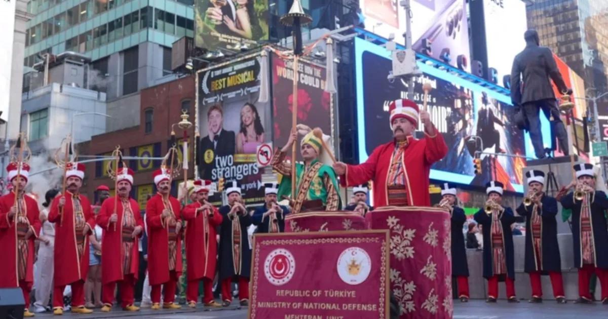 Times Meydanı’nda Mehteran Coşkusu: Türk Ordusunun Evrensel Sesi New York’ta Yankılandı