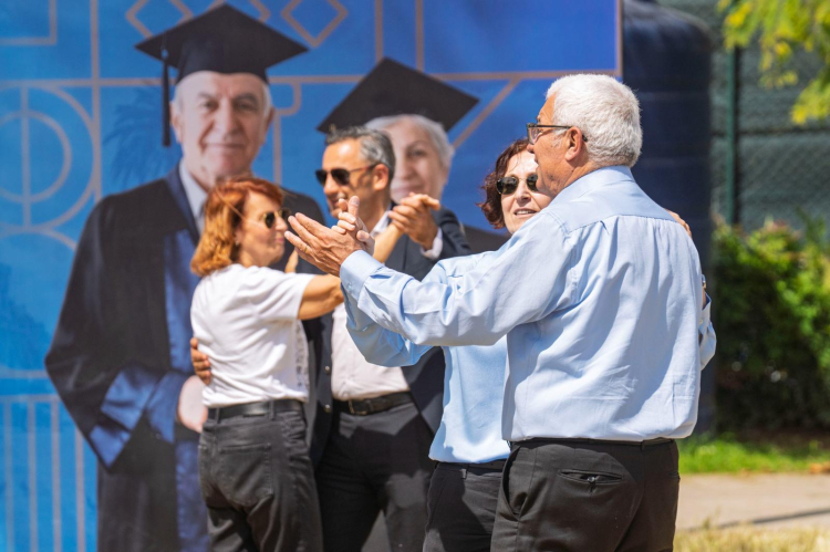 Yaşlılığın İleri Düzeyde Aktifliği: İzmir’de 3. Yaş Üniversiteleri Şenliğiyle Etkileşimin ve Dayanışmanın Gücü
