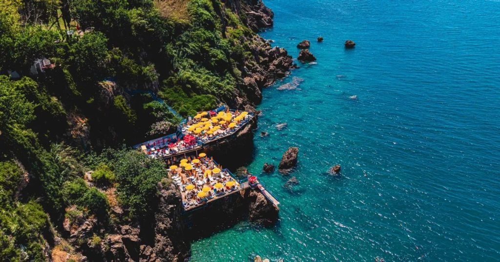Antalya’nın Falez Plajlarında Mavi Bayrak Rüzgârı: Konfor ve Çevre Duyarlılığıyla Deneyim