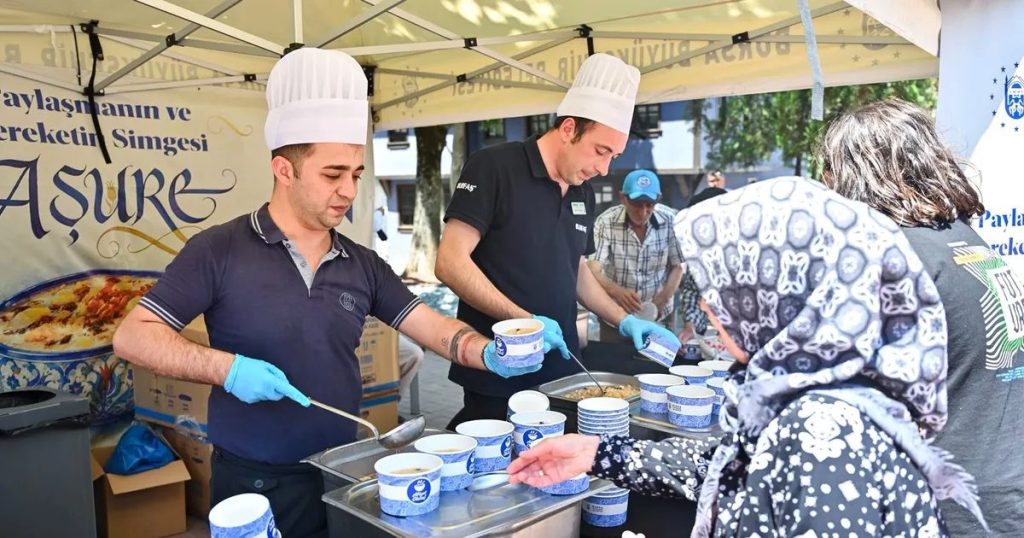Aşure Bereketi Şehri Sarıyor: Bursa 17 İlçede İkram Vurgusu
