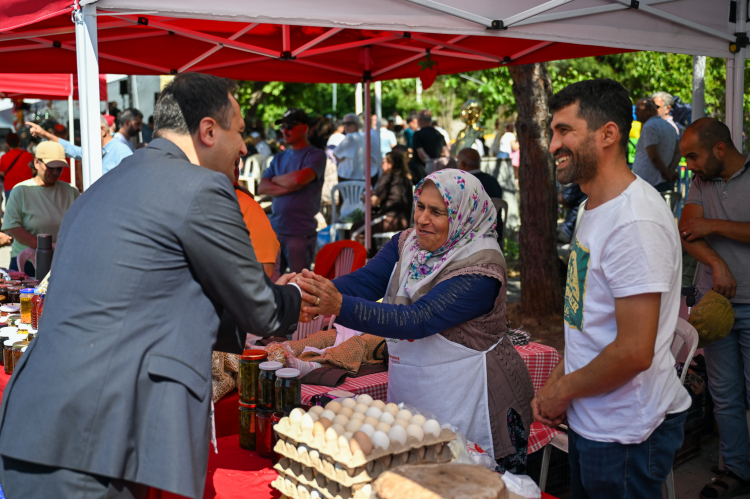 Bornova Kiraz Festivali Coşkusu ve Tarımsal Destek Vurgusuyle Sürüyor