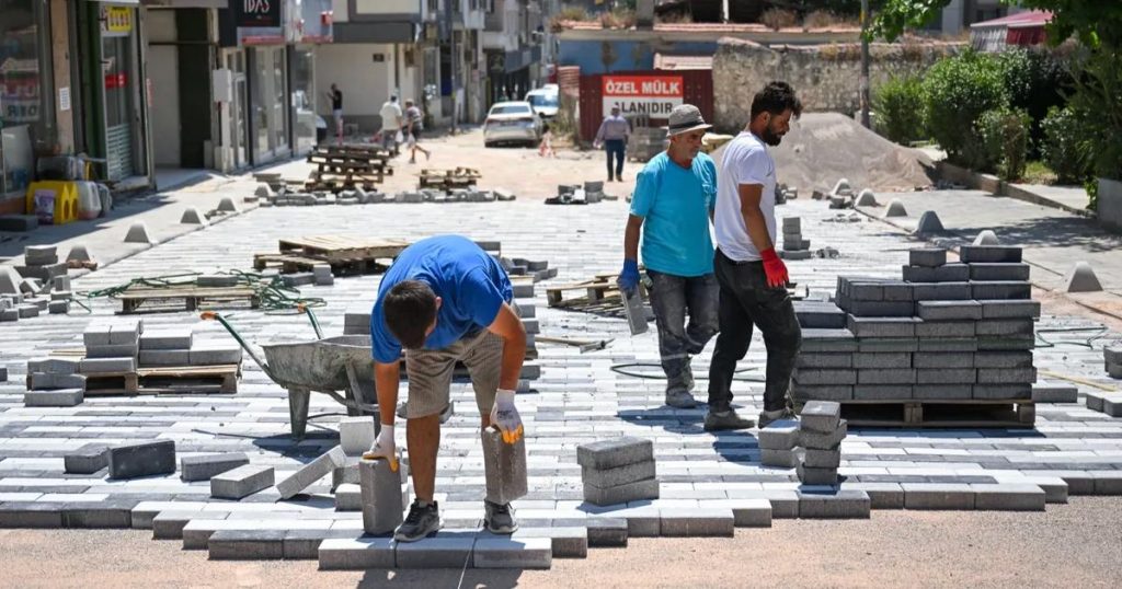 Bornova Tarihi Çarşıda Estetik Dönüşüm Başladı: Işıltılı Projelerle Şehre Yeni Çekim Merkezi