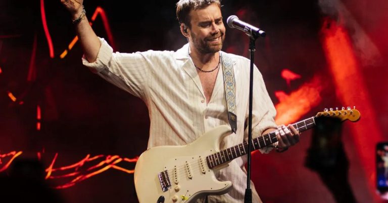 Çeşme Şovunda Murat Dalkılıç Fırtınası: Gitar Yeteneğiyle Hayranları Büyüledi