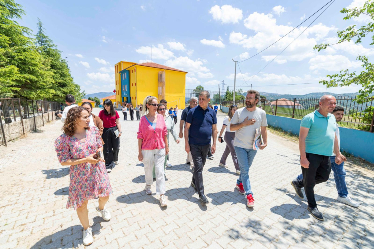 Çocuklar İçin Umut Dolu Bir Ziyaret: Kiraz’da Örencik Zeybekler’e Eğitici Destek ve Doğal Yaşam Parkı Sözü