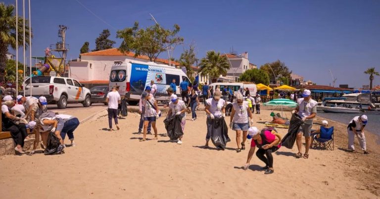 Denizleri Korumak İçin Karaburun’da Eylem: 750 Kilogram Atık Toplandı