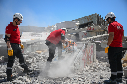 Deprem Hazırlığında Zirve Noktaya Ulaşan BAK Ekibi AFAD İzmir’de Tatbikatla Sahada Solda Özveriyi Gösterdi