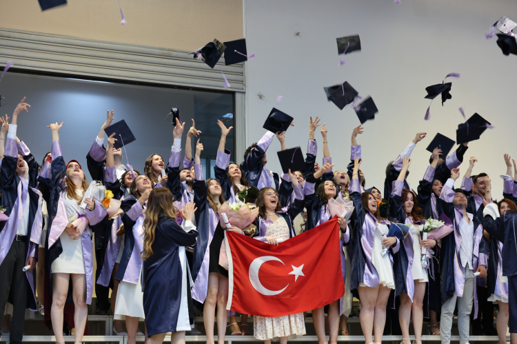 DEÜ Eğitim Fakültesi Mezuniyet Töreni: Bir Neslin Yükselişi ve 38 Yıllık Hayalinin Taçlanması