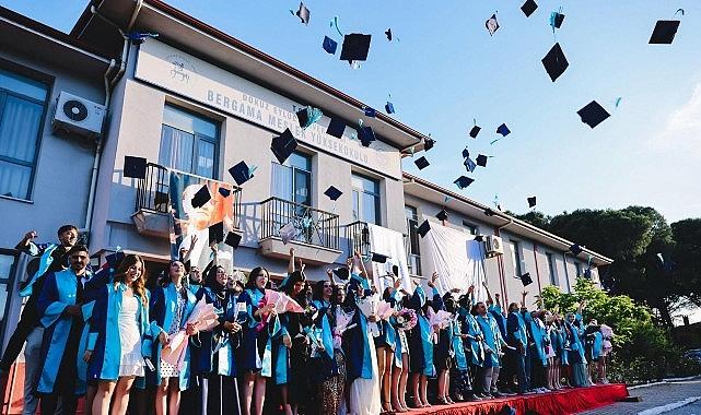 Dokuz Eylül Üniversitesi Bergama MYO Mezuniyet Töreni: Genç Yetenekler Yeni Ufuklara Uçuyor ve Türkiye’nin Gelişimine Yön Veriyor