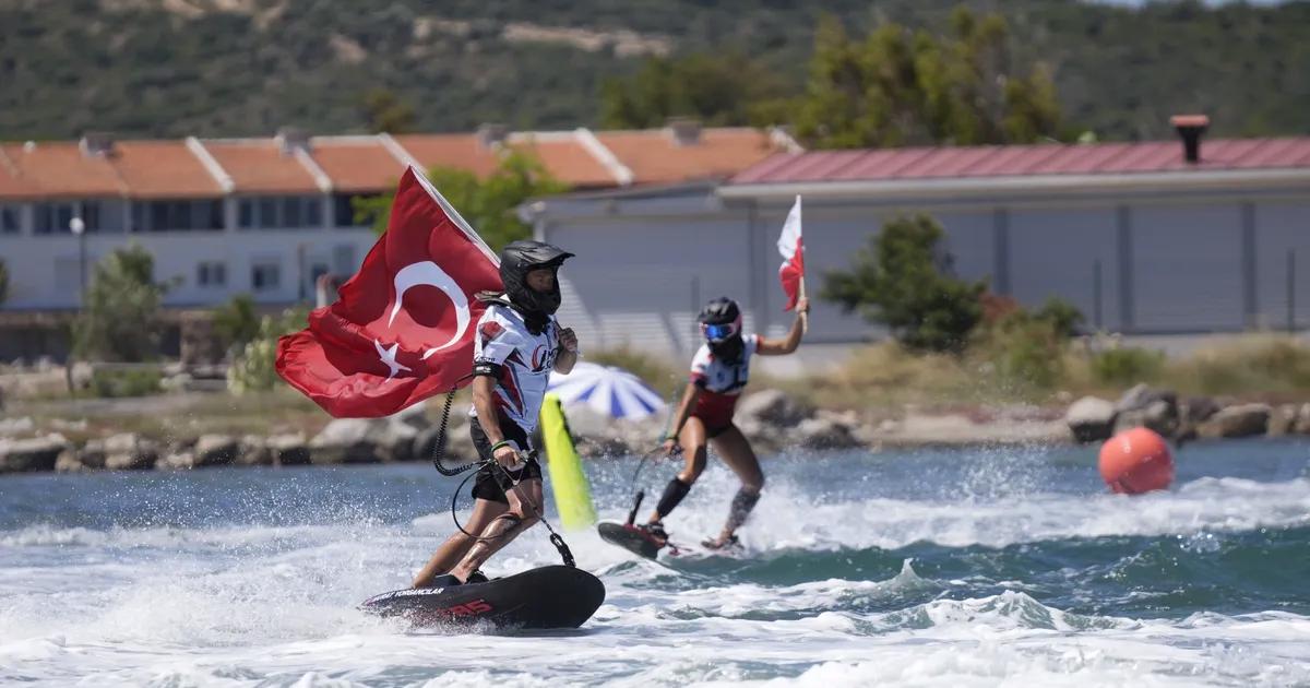 Ege’nin Ruhu: Çeşme Şifne’de Motosurf Şampiyonasıyla Yıldızlar Parladı ve Turizme DOĞRUDAN Işık Tutuldu