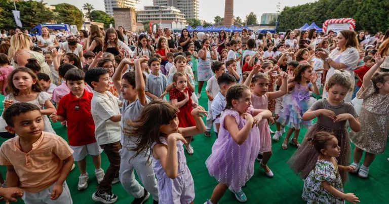 Geleceğe Gülümseyen Çocuklar: İzmir’de Yıl Sonu Şenliğiyle Eşit Fırsat İçin Coşku